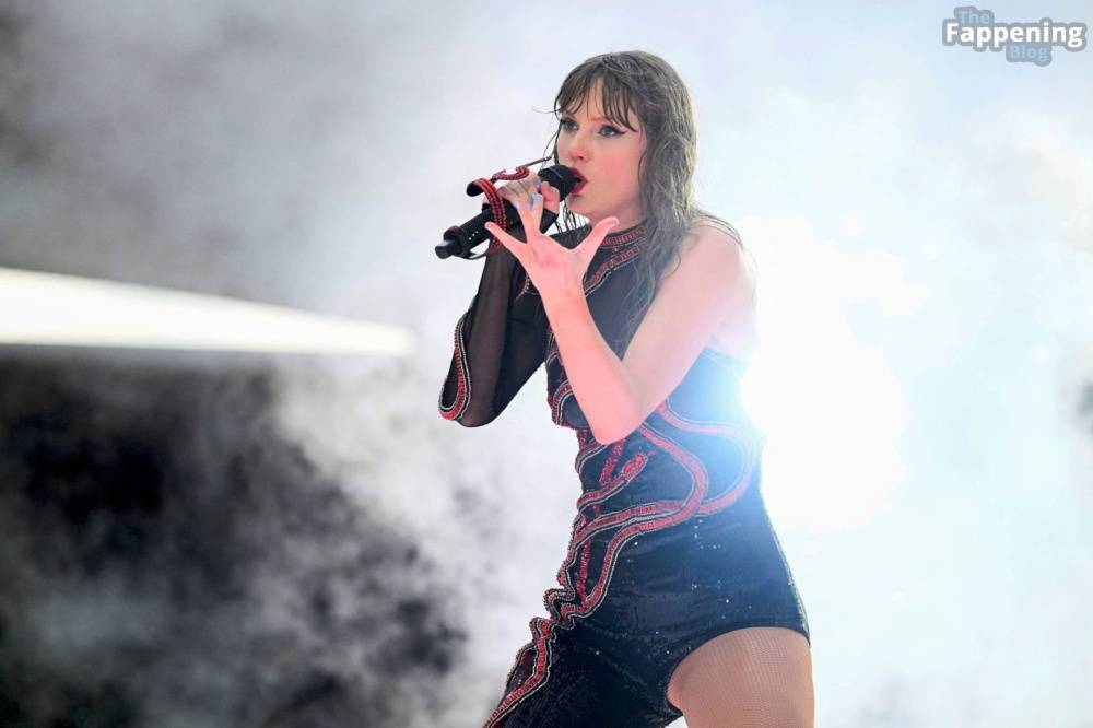 Taylor Swift Performs in Hamburg (41 Photos) - #17