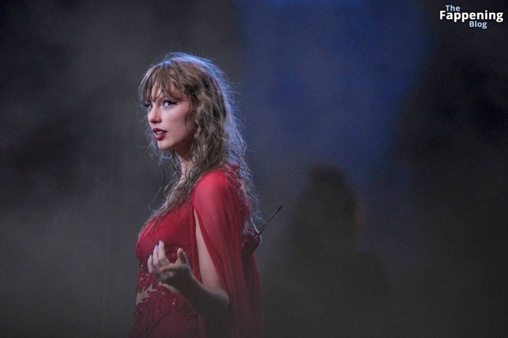 Taylor Swift Performs in Hamburg (41 Photos) - #27