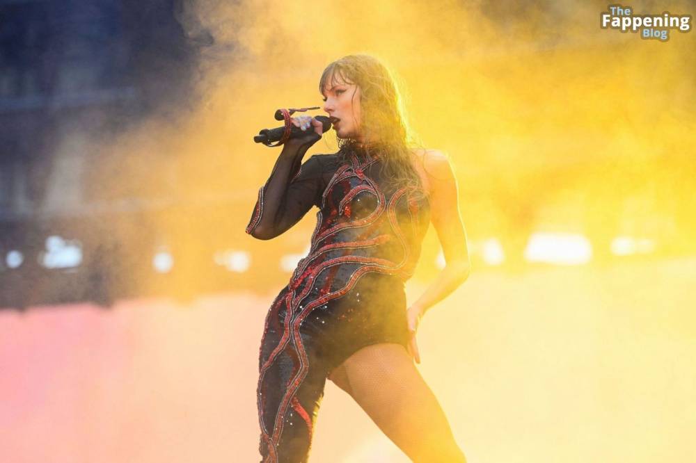 Taylor Swift Performs in Hamburg (41 Photos) - #14