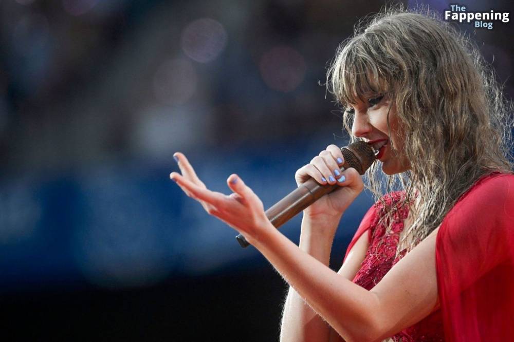 Taylor Swift Performs in Hamburg (41 Photos) - #23