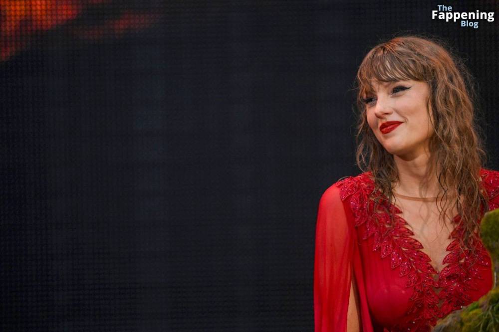 Taylor Swift Performs in Hamburg (41 Photos) - #25