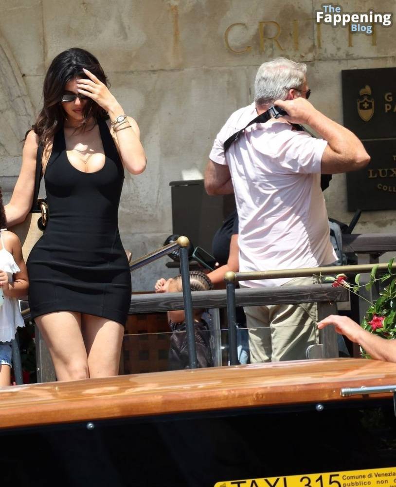 Kylie Jenner Displays Her Cleavage in Venice (69 Photos) - #30