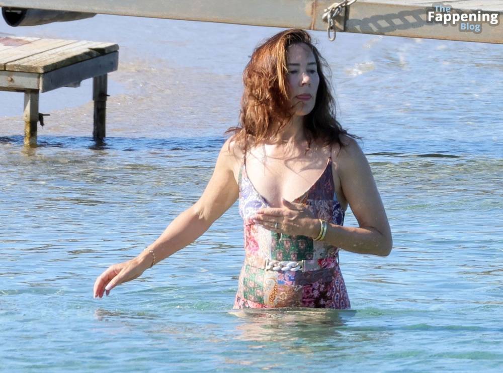 Queen Mary of Denmark Looks Hot on the Beach in Sardinia (40 Photos) - #27