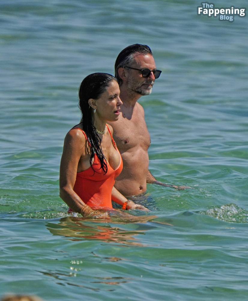 Bethenny Frankel Shows Off Her Sexy Boobs in a Swimsuit on the Beach in Saint Tropez (27 Photos) - #7