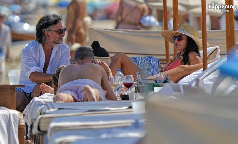 Bethenny Frankel Shows Off Her Sexy Boobs in a Swimsuit on the Beach in Saint Tropez (27 Photos) - #24