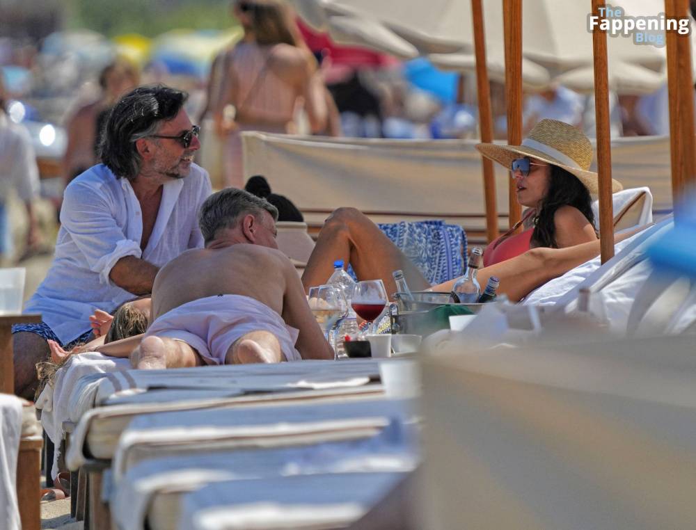 Bethenny Frankel Shows Off Her Sexy Boobs in a Swimsuit on the Beach in Saint Tropez (27 Photos) - #26