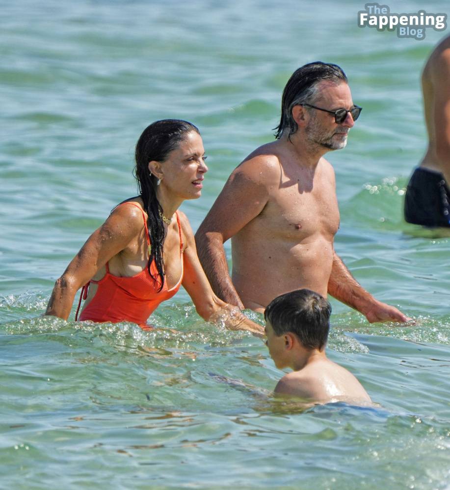 Bethenny Frankel Shows Off Her Sexy Boobs in a Swimsuit on the Beach in Saint Tropez (27 Photos) - #19