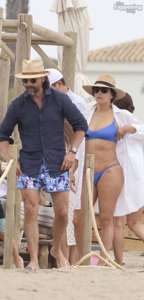 Eva Longoria Enjoys a Glass of Wine in the Sun while on the Beach in Marbella (111 Photos) - #27