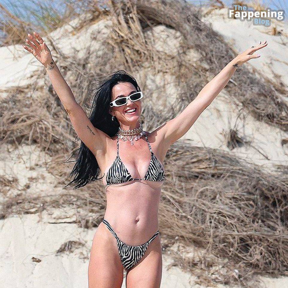 Katy Perry Displays Her Sexy Bikini Body on the Beach in Ibiza (9 Photos) - #7