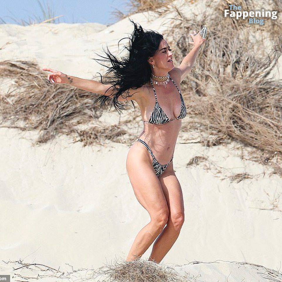 Katy Perry Displays Her Sexy Bikini Body on the Beach in Ibiza (9 Photos) - #6