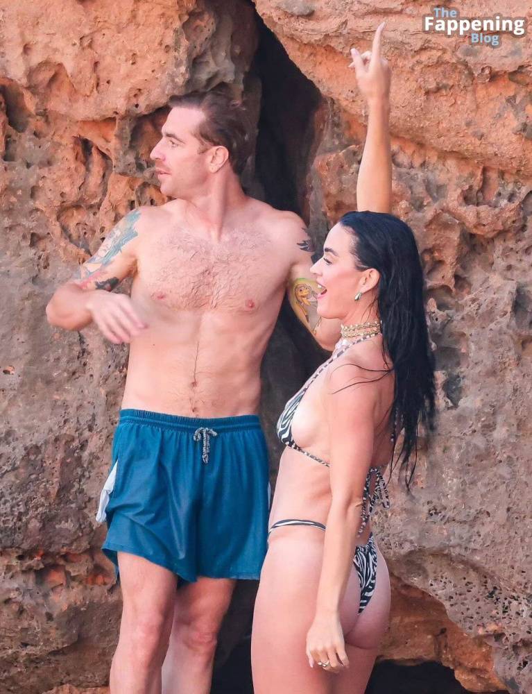 Katy Perry Displays Her Sexy Bikini Body on the Beach in Ibiza (9 Photos) - #4