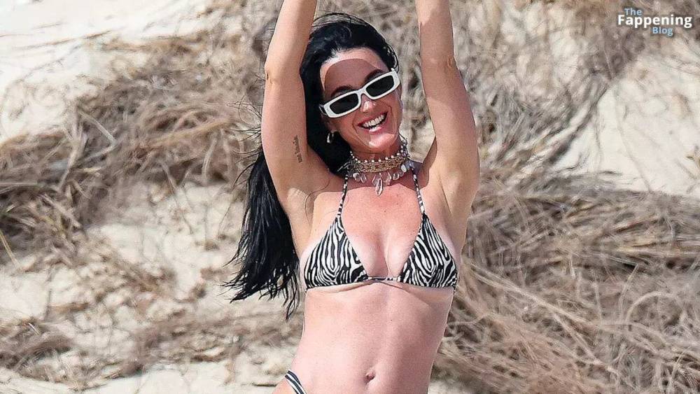 Katy Perry Displays Her Sexy Bikini Body on the Beach in Ibiza (9 Photos) - #5