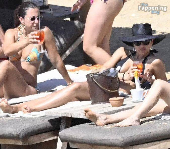 Jessica Alba Looks Sexy in a Black Bikini (15 Photos) - #9