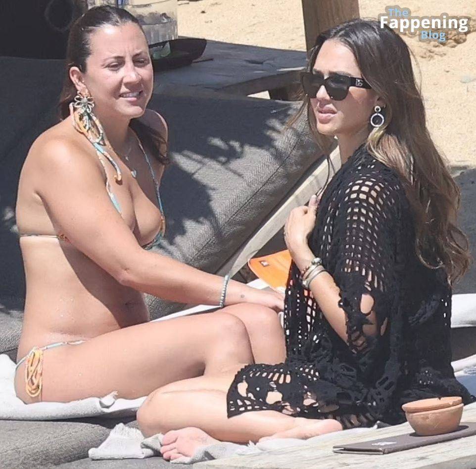 Jessica Alba Looks Sexy in a Black Bikini (15 Photos) - #8