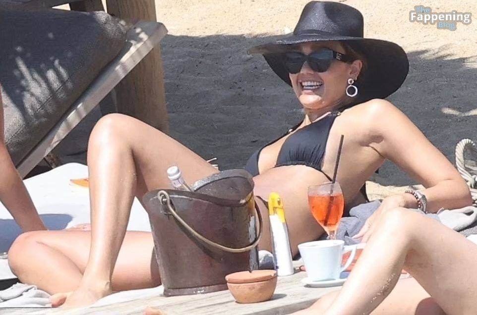 Jessica Alba Looks Sexy in a Black Bikini (15 Photos) - #1