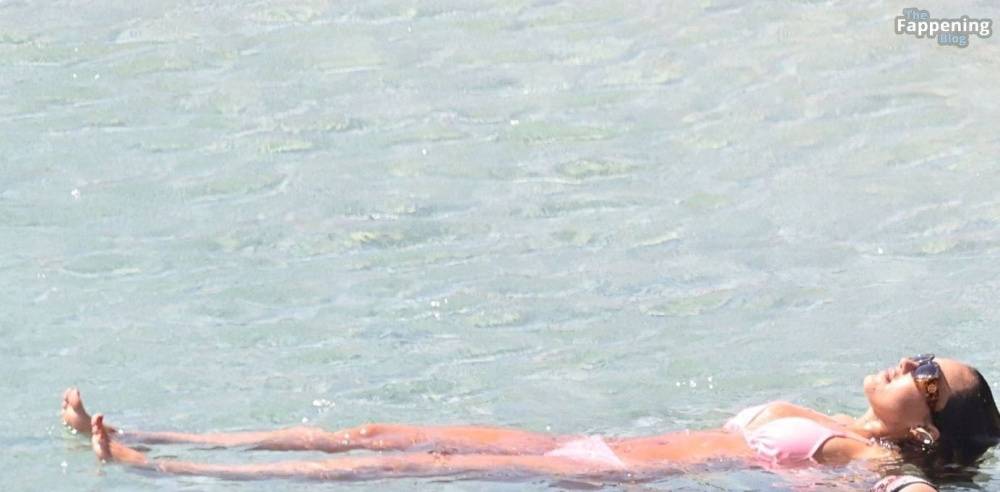 Jessica Alba Stuns in Her Pink Bikini on Her Family Holiday out in Mykonos (20 Photos) - #12