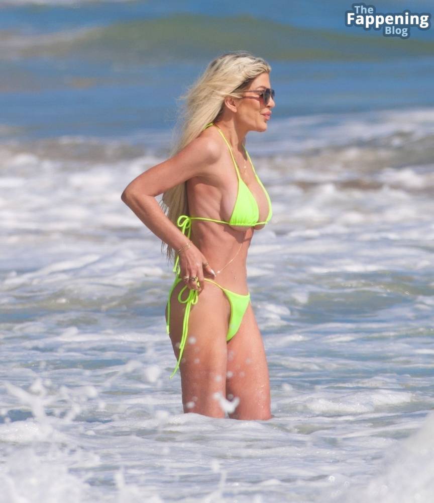 Tori Spelling Looks Smoking Hot in a Bikini as She Hits the Beach in Malibu (24 Photos) - #23