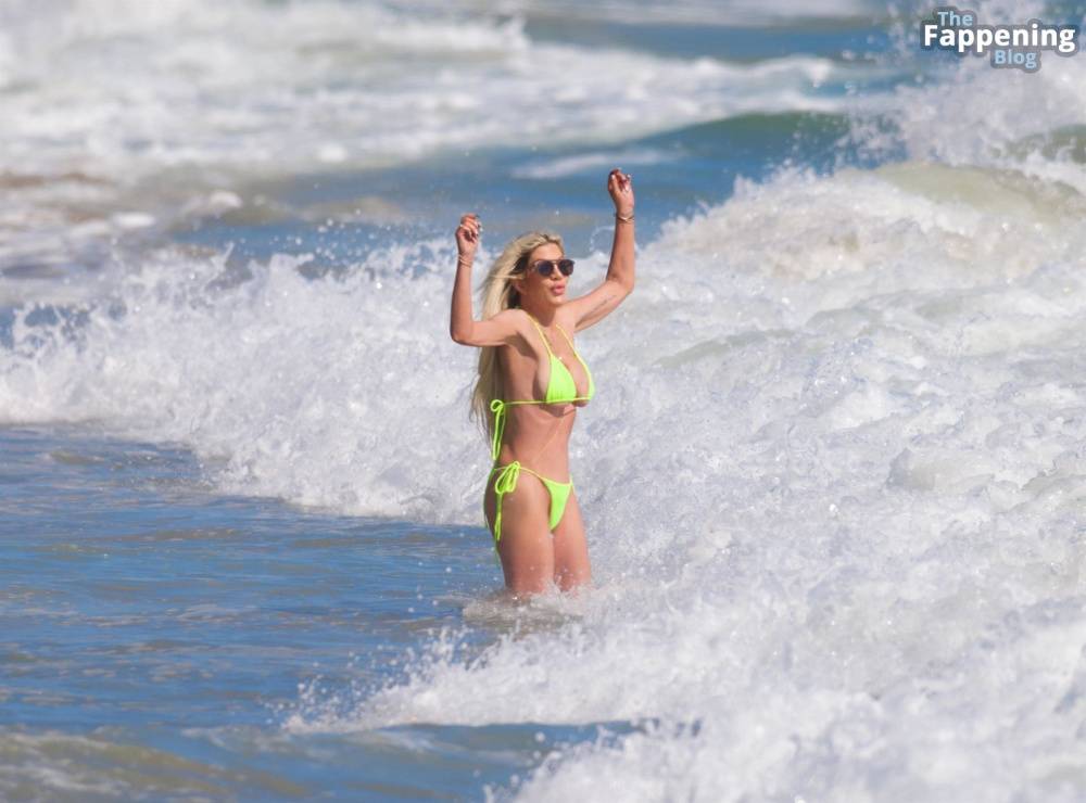 Tori Spelling Looks Smoking Hot in a Bikini as She Hits the Beach in Malibu (24 Photos) - #22