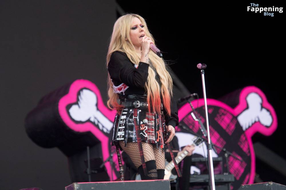 Avril Lavigne Looks Sexy at Glastonbury 2024 (19 Photos) - #9