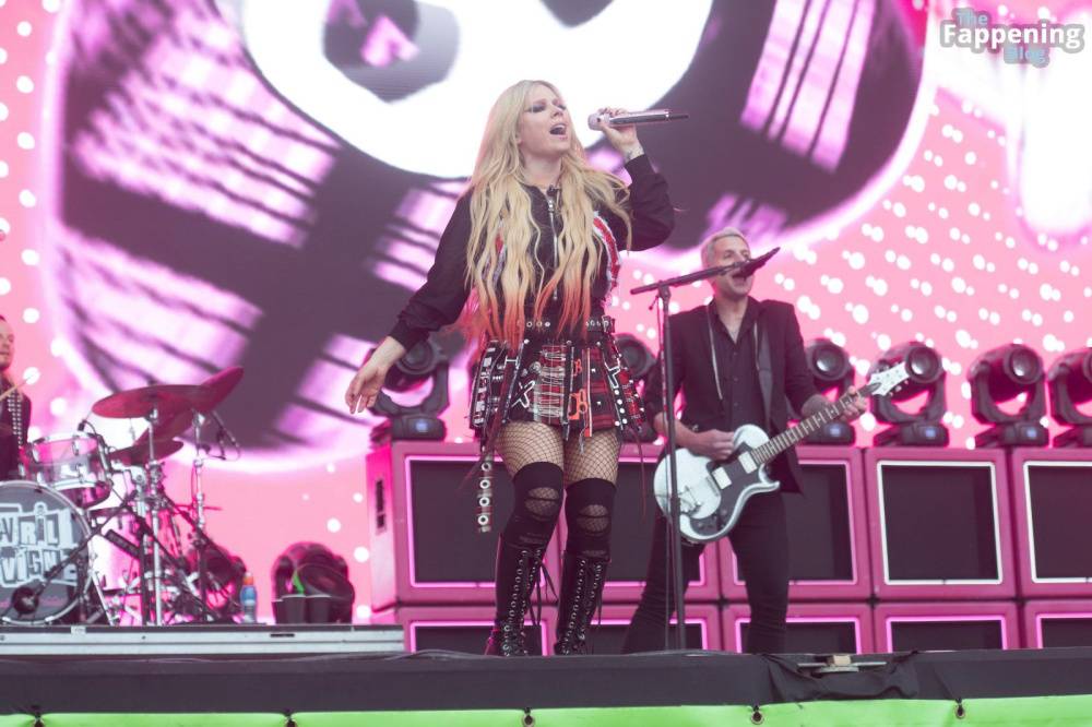 Avril Lavigne Looks Sexy at Glastonbury 2024 (19 Photos) - #3