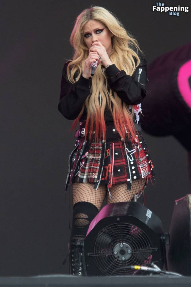 Avril Lavigne Looks Sexy at Glastonbury 2024 (19 Photos) - #17