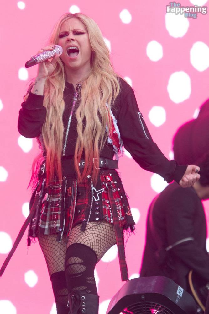 Avril Lavigne Looks Sexy at Glastonbury 2024 (19 Photos) - #11