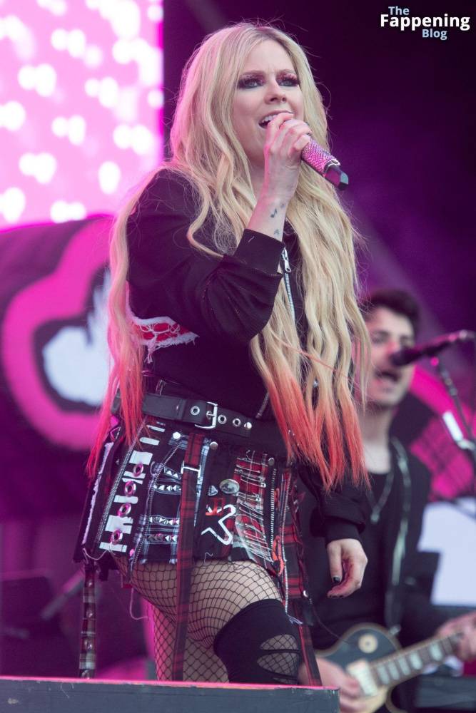 Avril Lavigne Looks Sexy at Glastonbury 2024 (19 Photos) - #10