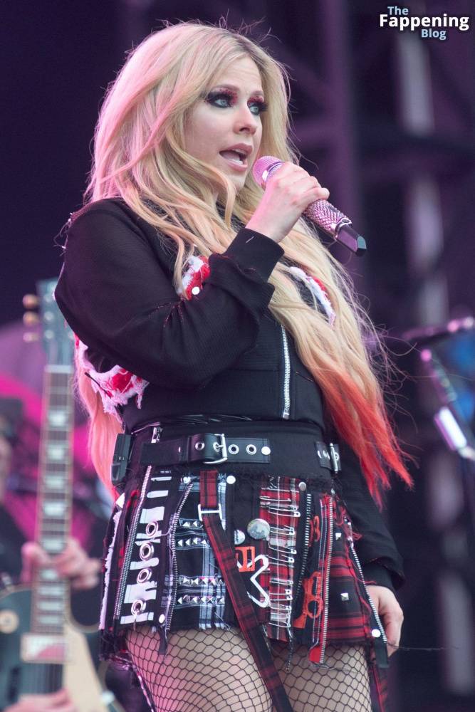 Avril Lavigne Looks Sexy at Glastonbury 2024 (19 Photos) - #14