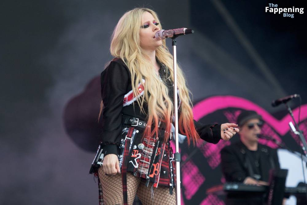 Avril Lavigne Looks Sexy at Glastonbury 2024 (19 Photos) - #13