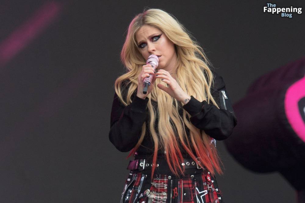 Avril Lavigne Looks Sexy at Glastonbury 2024 (19 Photos) - #18