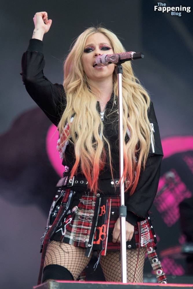 Avril Lavigne Looks Sexy at Glastonbury 2024 (19 Photos) - #12