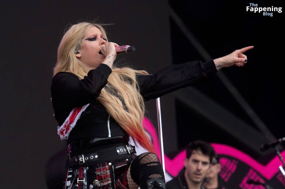 Avril Lavigne Looks Sexy at Glastonbury 2024 (19 Photos) - #7