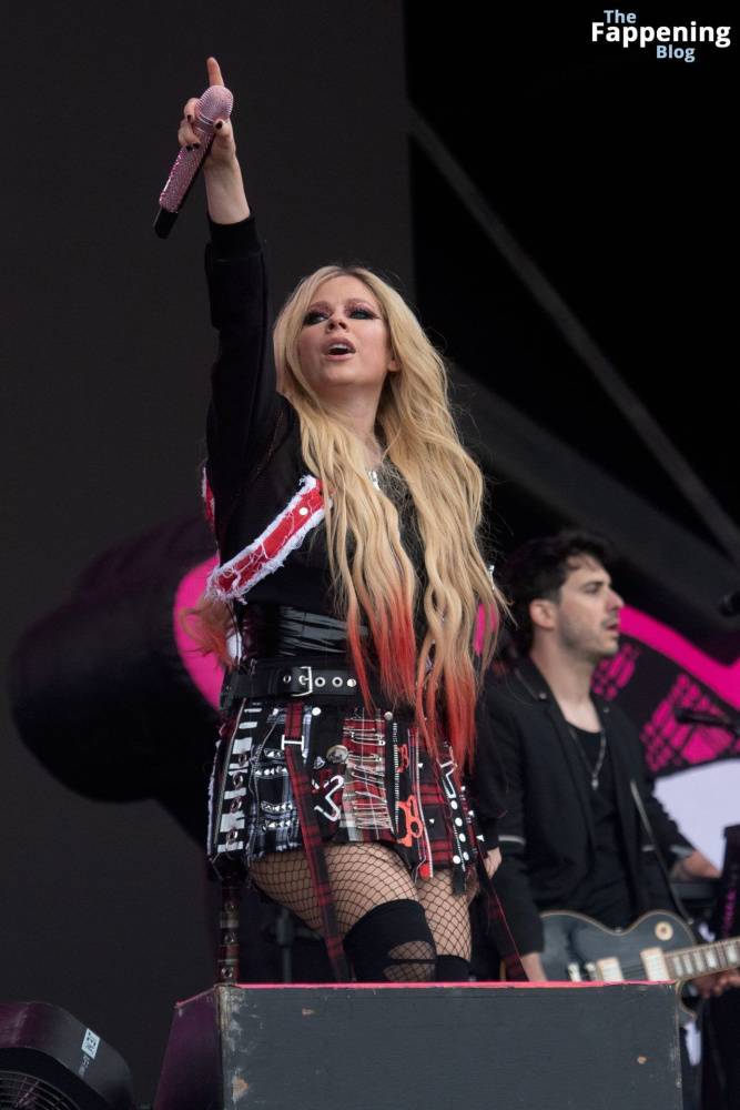 Avril Lavigne Looks Sexy at Glastonbury 2024 (19 Photos) - #8