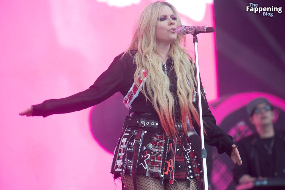 Avril Lavigne Looks Sexy at Glastonbury 2024 (19 Photos) - #15