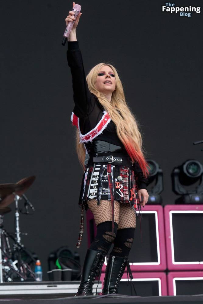 Avril Lavigne Looks Sexy at Glastonbury 2024 (19 Photos) - #2