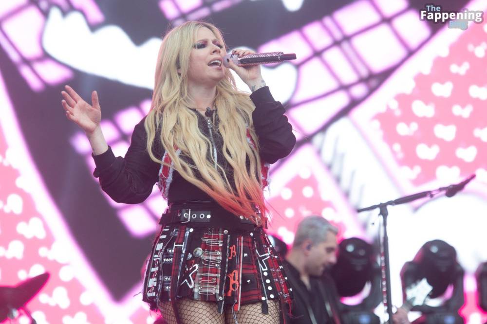 Avril Lavigne Looks Sexy at Glastonbury 2024 (19 Photos) - #4