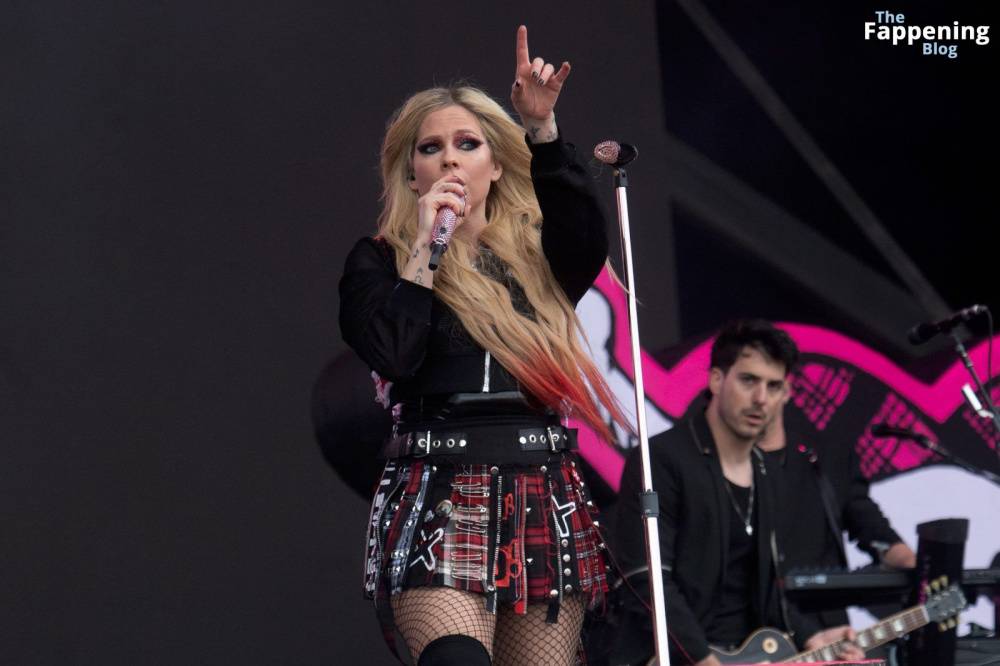 Avril Lavigne Looks Sexy at Glastonbury 2024 (19 Photos) - #6