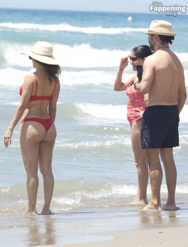 Eva Longoria Enjoys The Beach With Her Family in Marbella (34 Photos) - #22