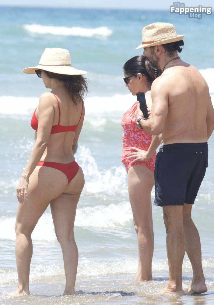 Eva Longoria Enjoys The Beach With Her Family in Marbella (34 Photos) - #9