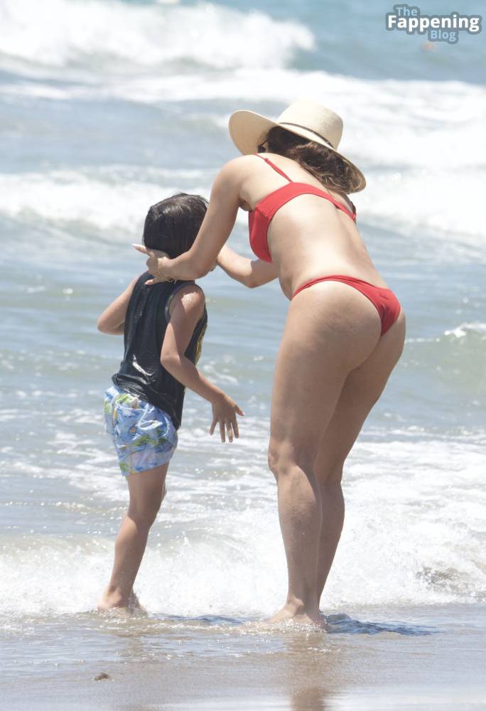 Eva Longoria Enjoys The Beach With Her Family in Marbella (34 Photos) - #15