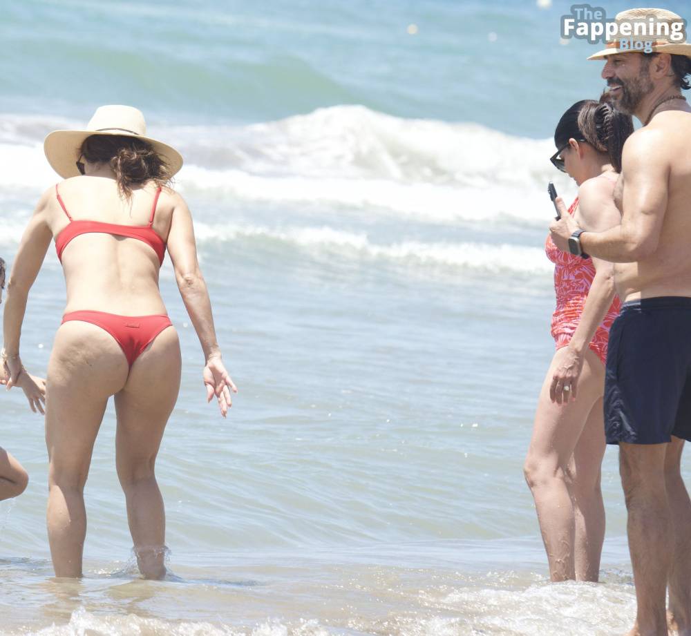 Eva Longoria Enjoys The Beach With Her Family in Marbella (34 Photos) - #27