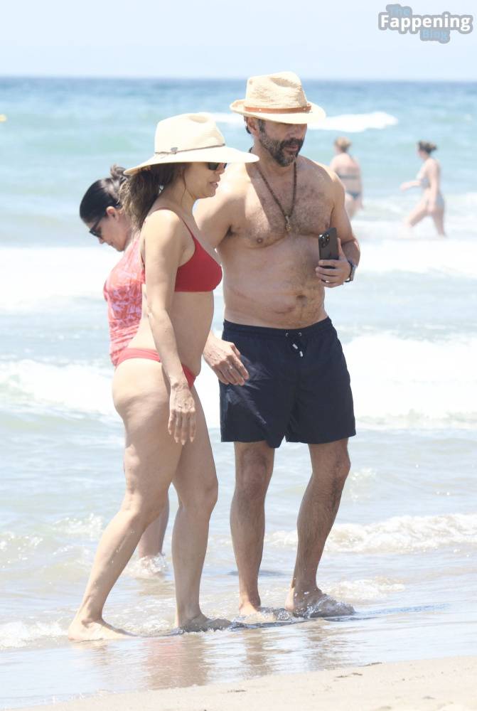 Eva Longoria Enjoys The Beach With Her Family in Marbella (34 Photos) - #6