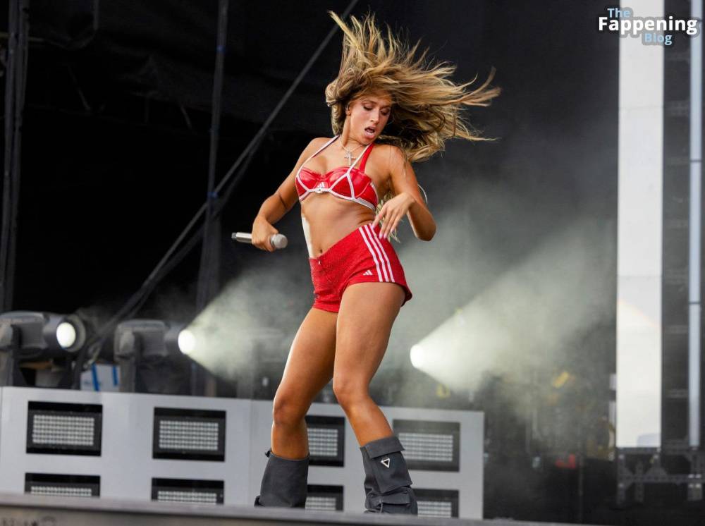 Tate McRae Stuns on Stage During Her Lollapalooza Performance (42 Photos) - #30