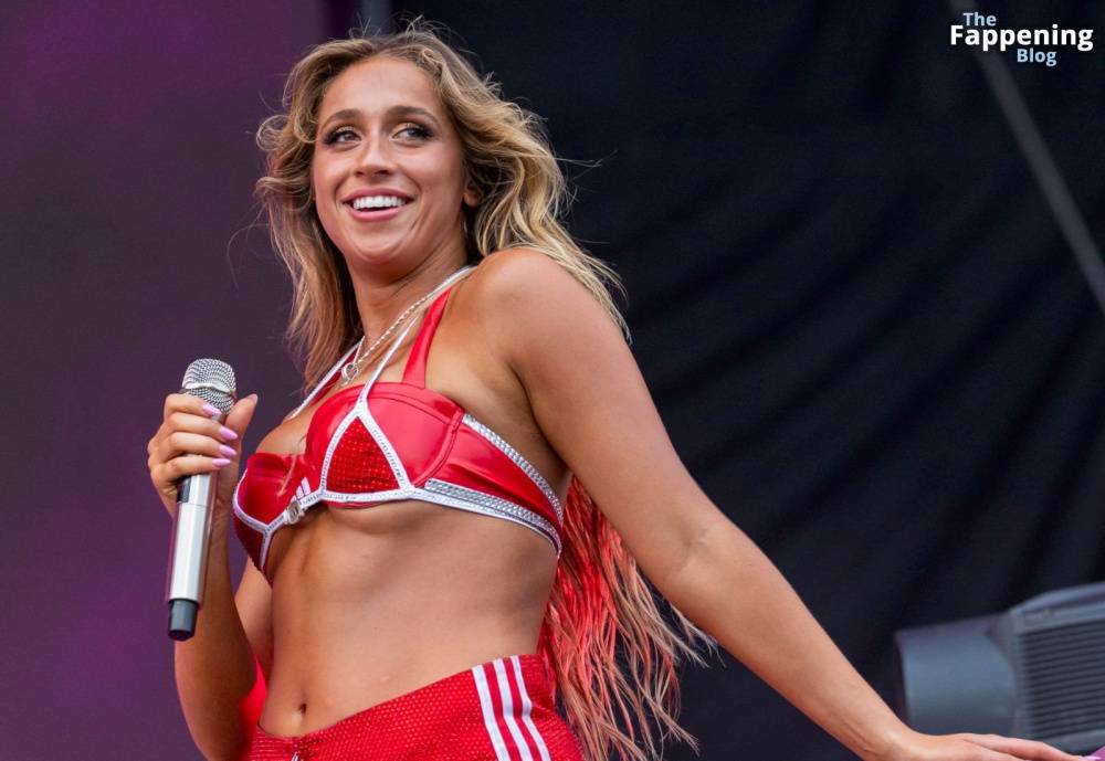 Tate McRae Stuns on Stage During Her Lollapalooza Performance (42 Photos) - #5