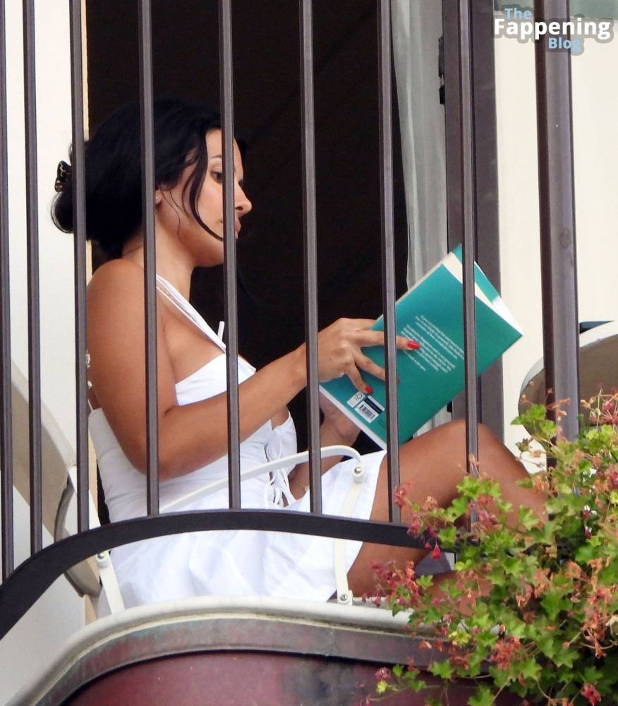 Ekin-Su Cülcüloğlu Enjoys Some Downtime Reading a Book on Holiday in Portofino (35 Photos) - #26