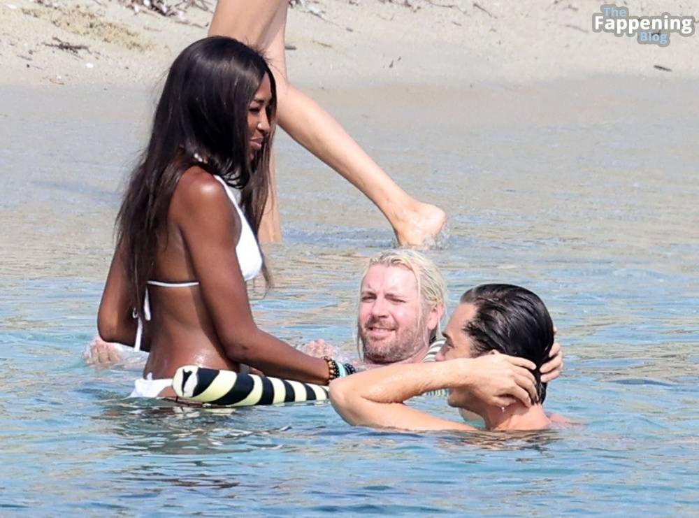 Naomi Campbell Shows Off Her Sexy Figure During Her Holiday with DJ Rampa on the Beaches of Mykonos (123 Photos) - #2