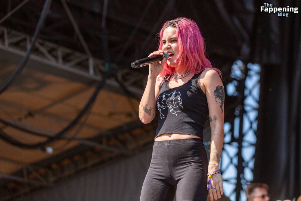 Bea Miller Shows Off Her Cameltoe on Stage (17 Photos) - #3