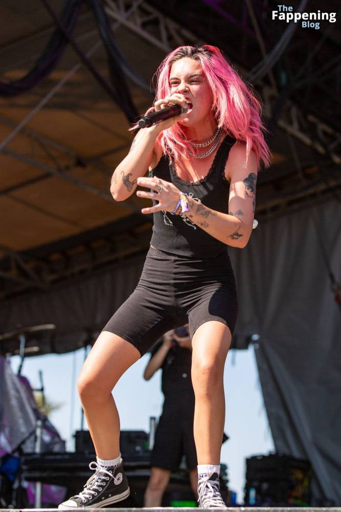 Bea Miller Shows Off Her Cameltoe on Stage (17 Photos) - #15