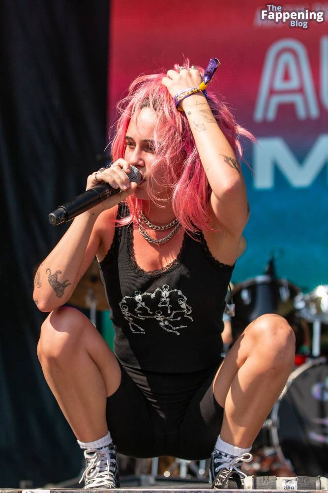 Bea Miller Shows Off Her Cameltoe on Stage (17 Photos) - #10