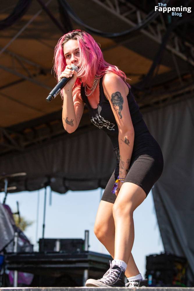 Bea Miller Shows Off Her Cameltoe on Stage (17 Photos) - #4